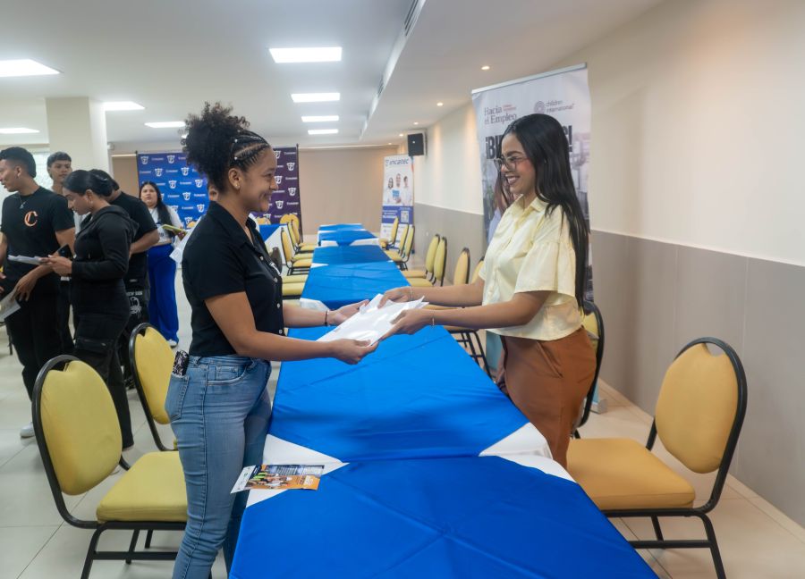 Feria de empleabilidad conecta a nuestros egresados con empresas de la región