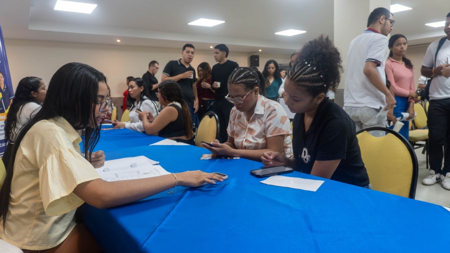 Feria de empleabilidad conecta a nuestros egresados con empresas de la región