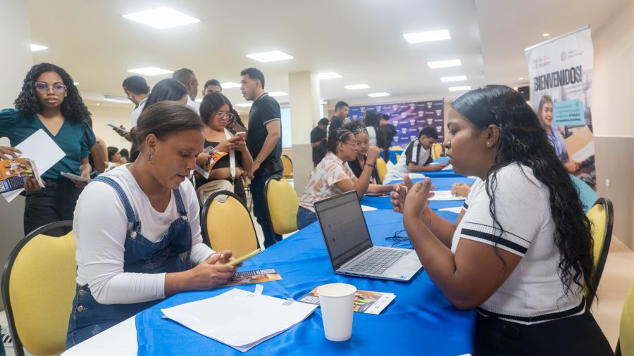 Feria de empleabilidad conecta a nuestros egresados con empresas de la región